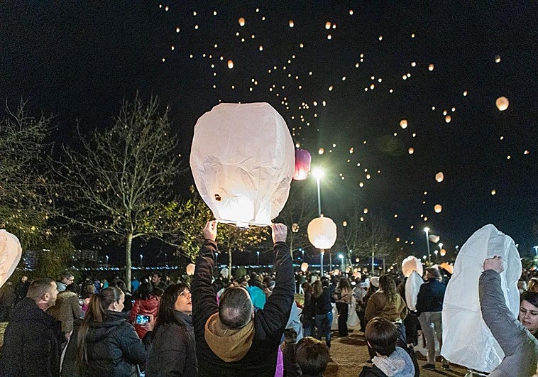 Los farolillos encienden el cielo de Badajoz con los deseos de los pacenses